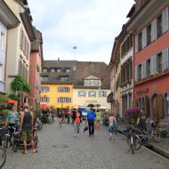 Einblicke in die Altstadt von Staufen - mit Flußabläufen entlang beider Straßenseiten und den historisch nachempfundenen Straßenlampen - OCRE Clubreise in den Schwarzwald (31.5.2019)